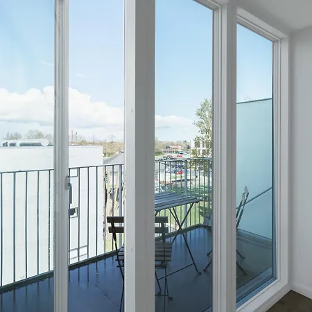 Fantastic W Balcony Apartment